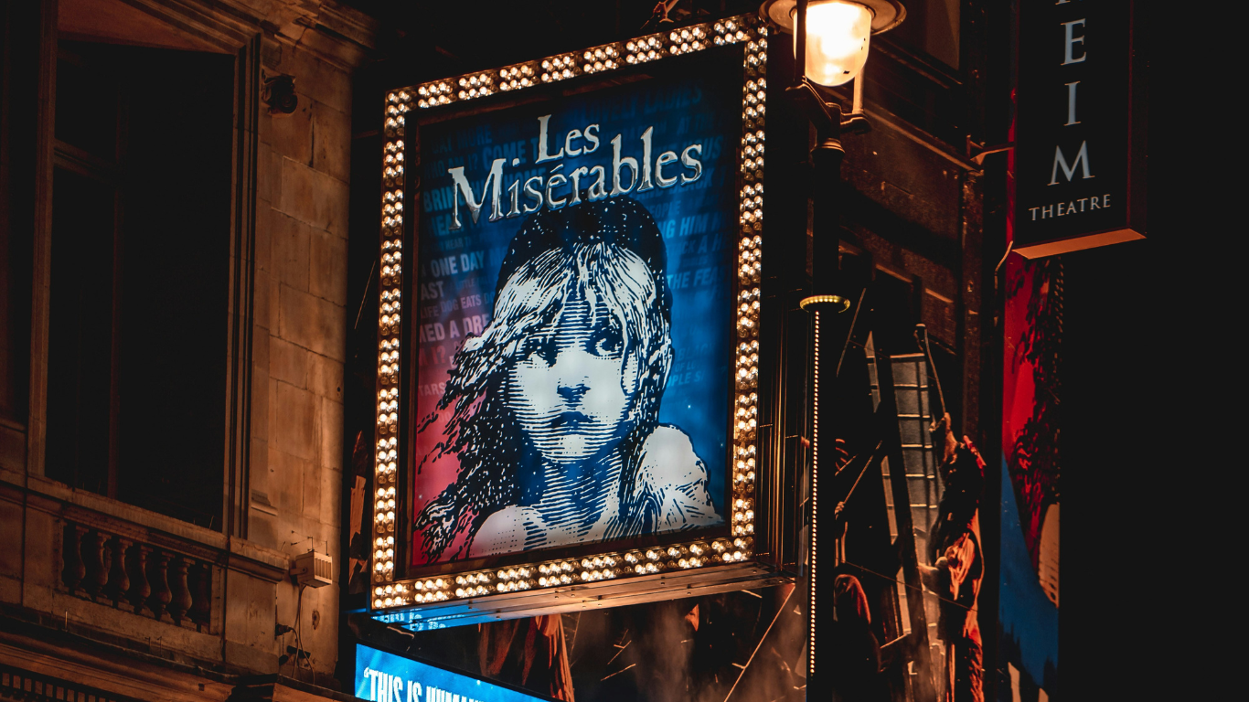 Les mis lights outside of theatre