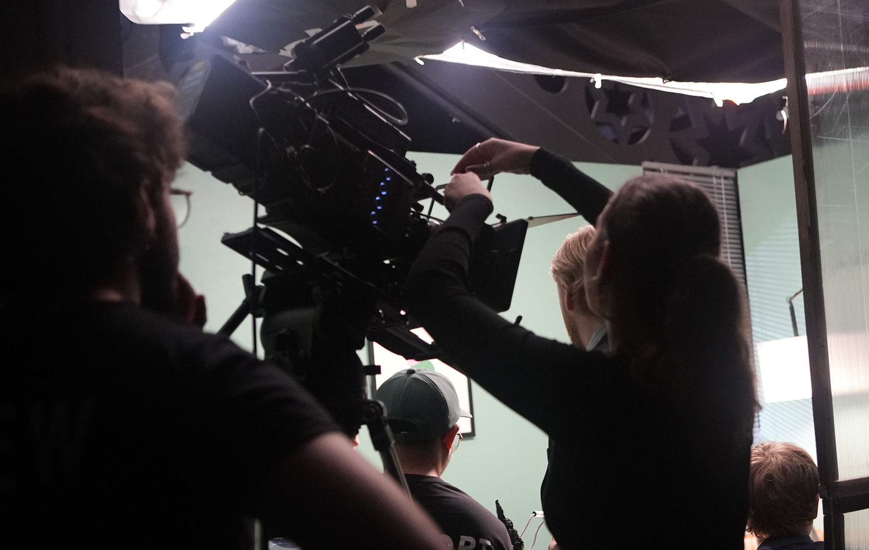 Students setting up lighting on set